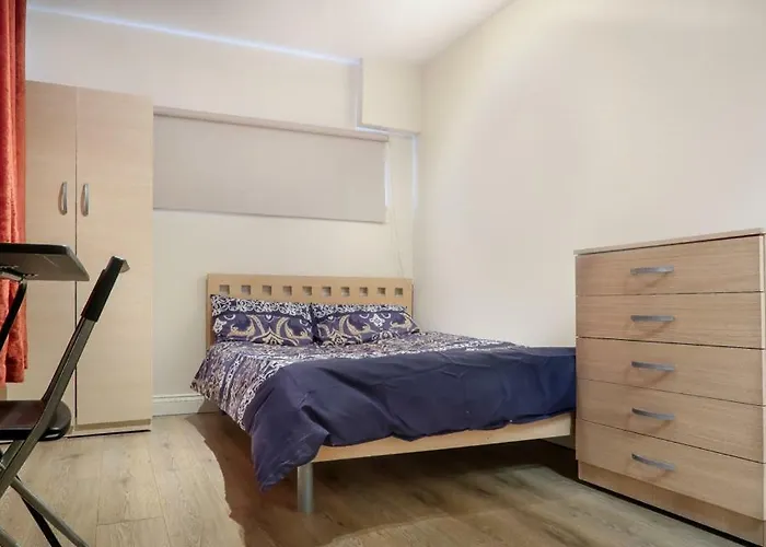 Saltwell Street Deluxe En Suite Room